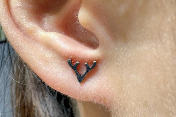 Hình xỏ khuyên tai nữ