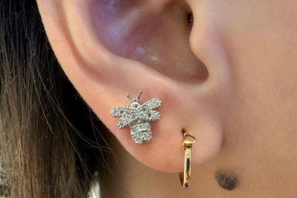 Hình xỏ khuyên tai nữ