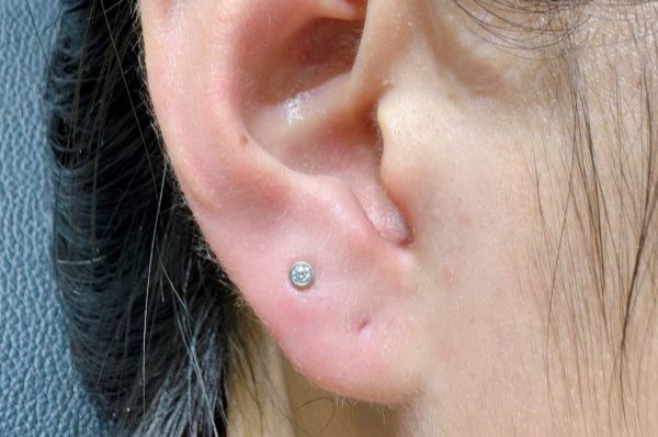 Hình xỏ khuyên tai nữ