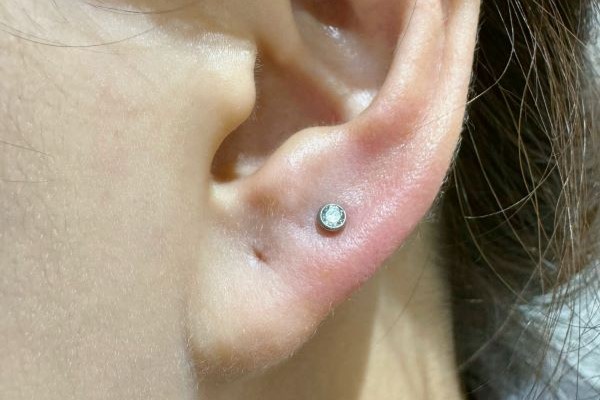 Hình xỏ khuyên tai nữ