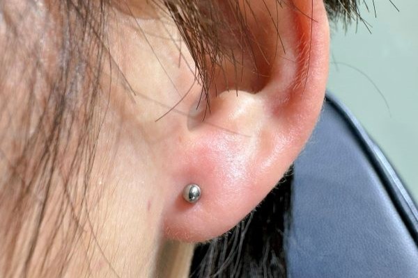 Hình xỏ khuyên tai nữ