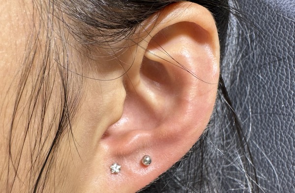 Khách nữ xỏ khuyên tai siêu cuốn tại TinyBox - 8/2023