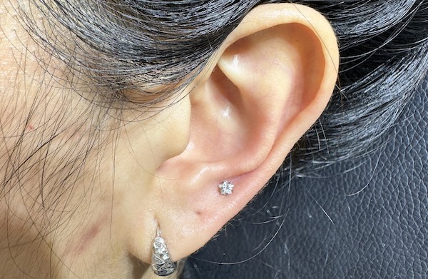 Khách nữ xỏ khuyên tai siêu cuốn tại TinyBox - 8/2023