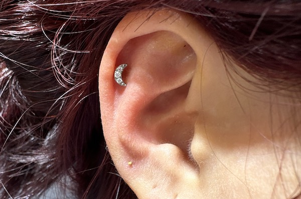 Khách nữ xỏ khuyên tai siêu cuốn tại TinyBox - 8/2023