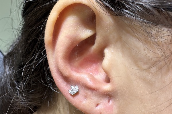 Khách nữ xỏ khuyên tai siêu cuốn tại TinyBox - 8/2023