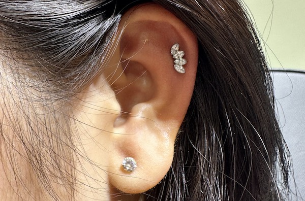 Khách nữ xỏ khuyên tai siêu cuốn tại TinyBox - 8/2023