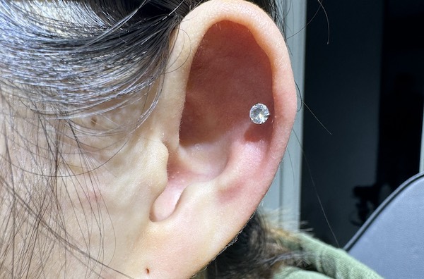 Khách nữ xỏ khuyên tai siêu cuốn tại TinyBox - 8/2023