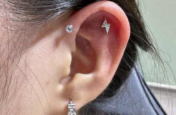 Khách nữ xỏ khuyên tai siêu cuốn tại TinyBox - 8/2023