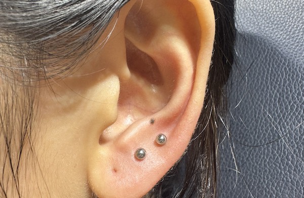 Khách nữ xỏ khuyên tai siêu cuốn tại TinyBox - 8/2023