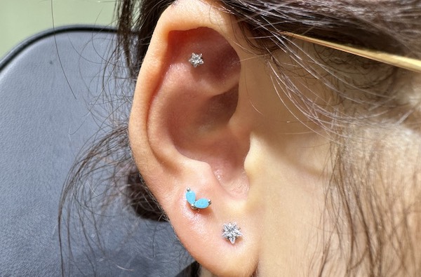 Khách nữ xỏ khuyên tai siêu cuốn tại TinyBox - 8/2023