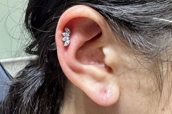 Khách nữ xỏ khuyên tai siêu cuốn tại TinyBox - 8/2023