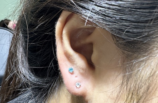 Khách nữ xỏ khuyên tai siêu cuốn tại TinyBox - 8/2023