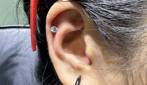 Khách nữ xỏ khuyên tai siêu cuốn tại TinyBox - 8/2023