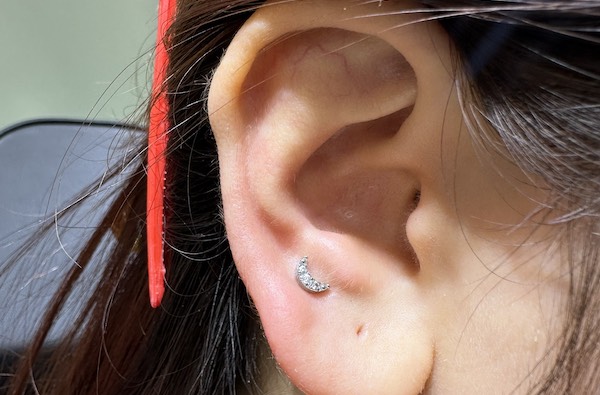 Khách nữ xỏ khuyên tai siêu cuốn tại TinyBox - 8/2023