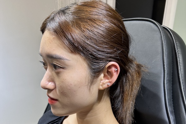 Hình ảnh xỏ khuyên tai nữ tháng 5/2023 tại TinyBox