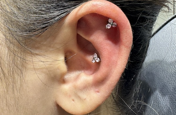 Khách nữ xỏ khuyên tai siêu cuốn tại TinyBox - 8/2023