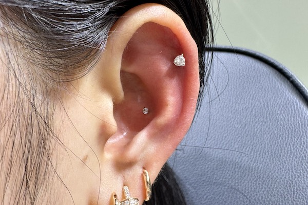 Khách nữ xỏ khuyên tai siêu cuốn tại TinyBox - 8/2023