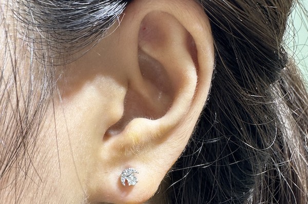 Khách nữ xỏ khuyên tai siêu cuốn tại TinyBox - 8/2023