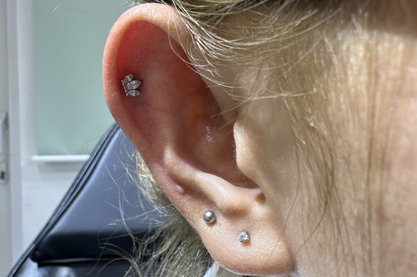 Khách nữ xỏ khuyên tai siêu cuốn tại TinyBox - 8/2023