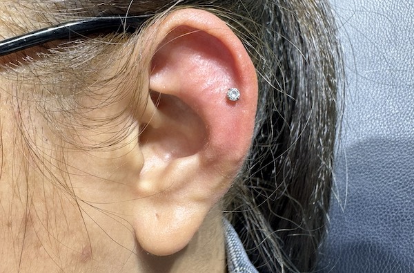 Khách nữ xỏ khuyên tai siêu cuốn tại TinyBox - 8/2023