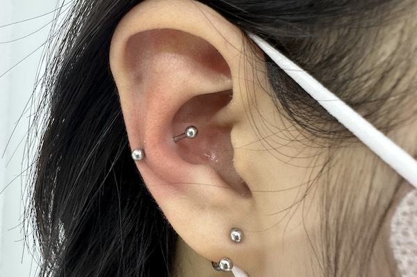 Khách nữ xỏ khuyên tai siêu cuốn tại TinyBox - 8/2023