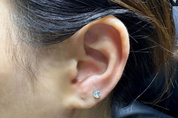 Ảnh bạn nữ xỏ lobe với khuyên tai xinh tại TinyBox - 6/2024