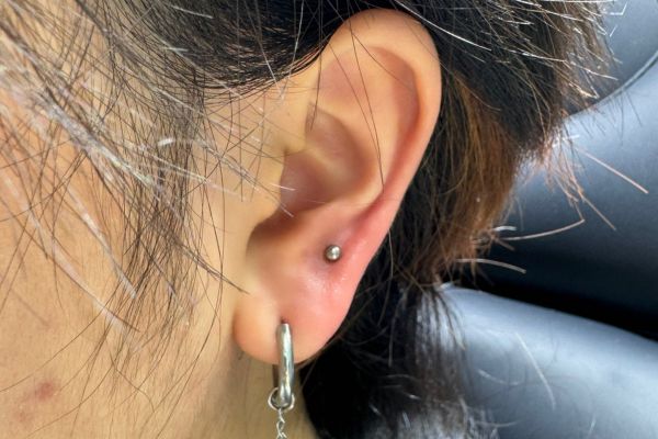 Ảnh bạn nữ xỏ lobe với khuyên tai xinh tại TinyBox - 6/2024