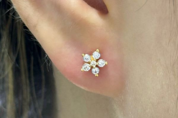 Ảnh bạn nữ xỏ lobe với khuyên tai xinh tại TinyBox - 6/2024