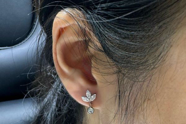 Ảnh bạn nữ xỏ lobe với khuyên tai xinh tại TinyBox - 6/2024