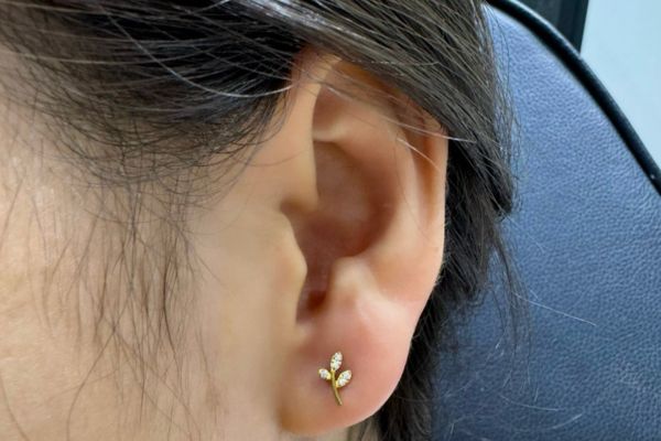 Ảnh bạn nữ xỏ lobe với khuyên tai xinh tại TinyBox - 6/2024