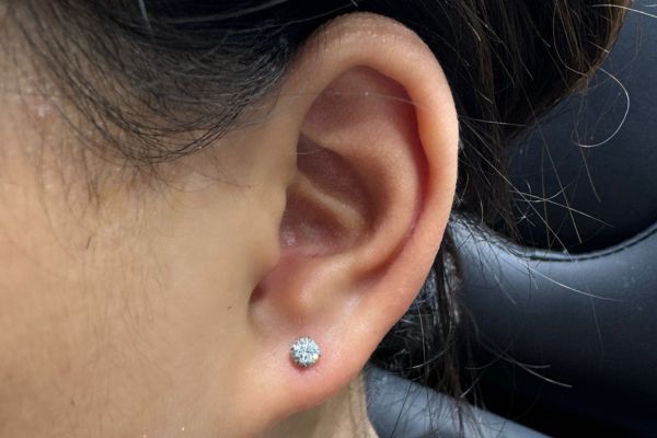 Ảnh bạn nữ xỏ lobe với khuyên tai xinh tại TinyBox - 6/2024