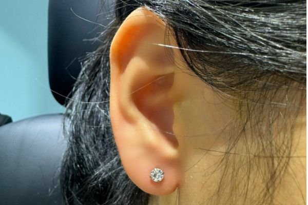 Ảnh bạn nữ xỏ lobe với khuyên tai xinh tại TinyBox - 6/2024