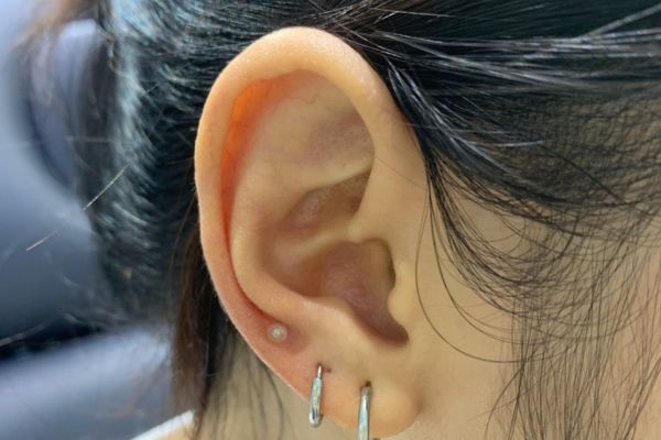 Ảnh bạn nữ xỏ lobe với khuyên tai xinh tại TinyBox - 6/2024