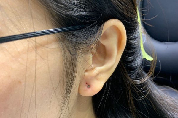 Ảnh bạn nữ xỏ lobe với khuyên tai xinh tại TinyBox - 6/2024