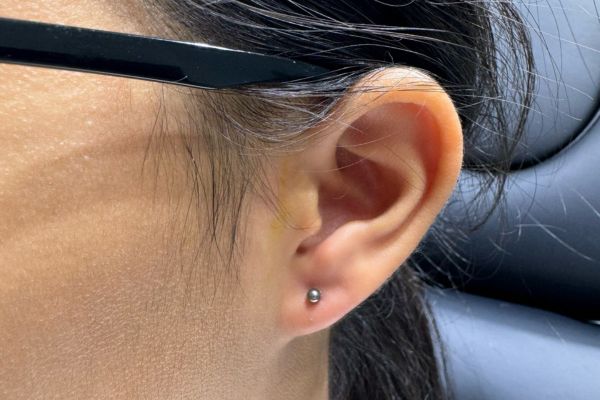 Ảnh bạn nữ xỏ lobe với khuyên tai xinh tại TinyBox - 6/2024