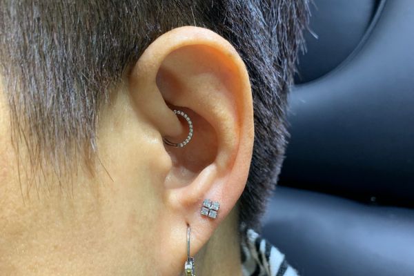 Ảnh bạn nữ xỏ lobe với khuyên tai xinh tại TinyBox - 6/2024