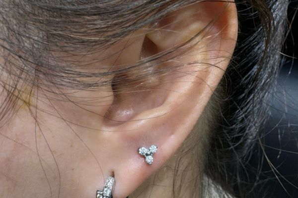 Ảnh bạn nữ xỏ lobe với khuyên tai xinh tại TinyBox - 6/2024