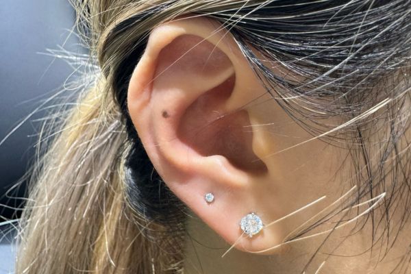 Ảnh bạn nữ xỏ lobe với khuyên tai xinh tại TinyBox - 6/2024