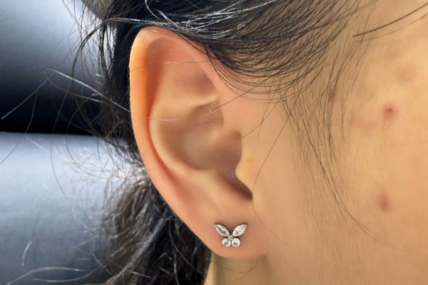 Ảnh bạn nữ xỏ lobe với khuyên tai xinh tại TinyBox - 6/2024