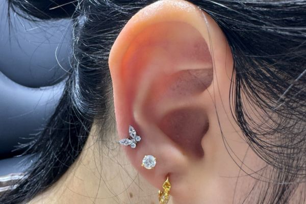 Ảnh bạn nữ xỏ lobe với khuyên tai xinh tại TinyBox - 6/2024