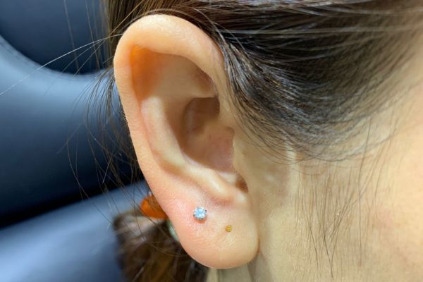 Ảnh bạn nữ xỏ lobe với khuyên tai xinh tại TinyBox - 6/2024