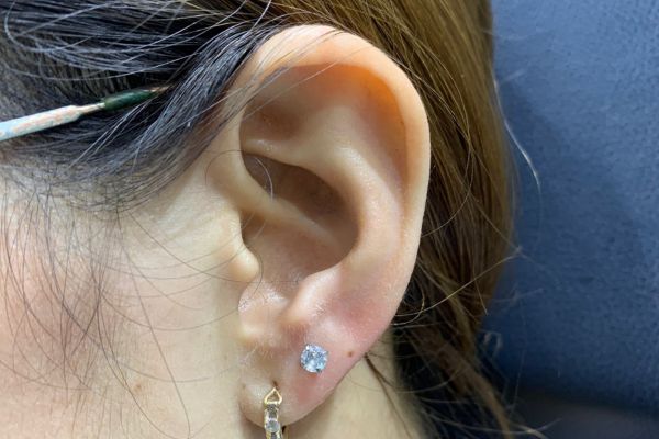 Ảnh bạn nữ xỏ lobe với khuyên tai xinh tại TinyBox - 6/2024