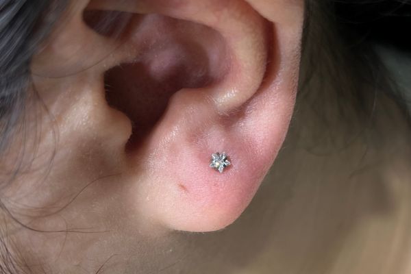 Ảnh bạn nữ xỏ lobe với khuyên tai xinh tại TinyBox - 6/2024