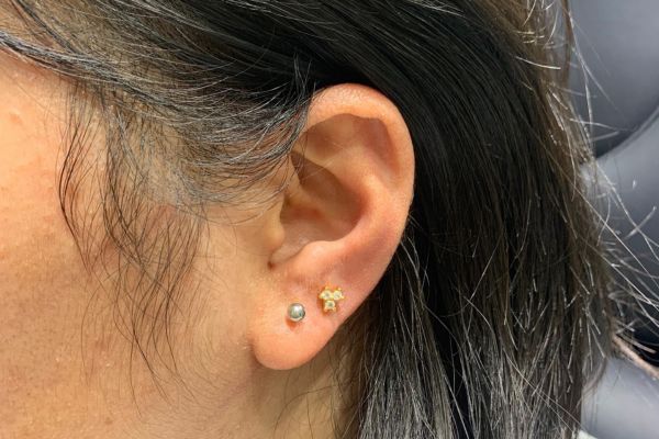 Ảnh bạn nữ xỏ lobe với khuyên tai xinh tại TinyBox - 6/2024