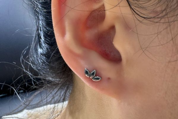 Ảnh bạn nữ xỏ lobe với khuyên tai xinh tại TinyBox - 6/2024