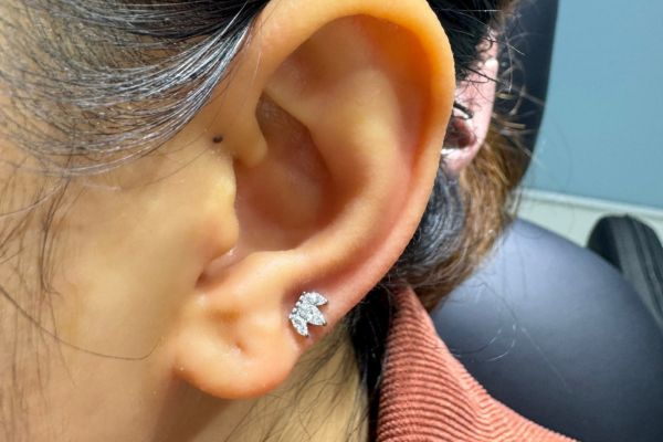 Ảnh bạn nữ xỏ lobe với khuyên tai xinh tại TinyBox - 6/2024