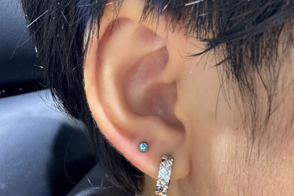 Ảnh bạn nữ xỏ lobe với khuyên tai xinh tại TinyBox - 6/2024