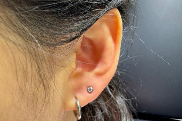 Ảnh bạn nữ xỏ lobe với khuyên tai xinh tại TinyBox - 6/2024