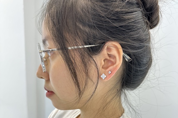 Hình khách nữ xỏ tai xinh xắn 3/2023 - Thế giới xỏ khuyên TinyBox