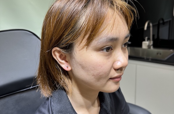 Hình khách nữ xỏ tai xinh xắn 3/2023 - Thế giới xỏ khuyên TinyBox